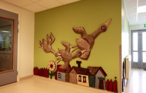 Inspirerende kunst i keramikk av kunstneren Rolf Hansen pryder gangene, og skaper trivsel for både beboere og ansatte. 